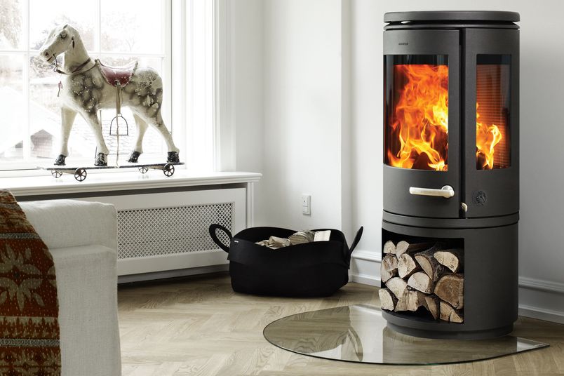 Morsø's 7943 freestanding fireplace is made from cast iron.