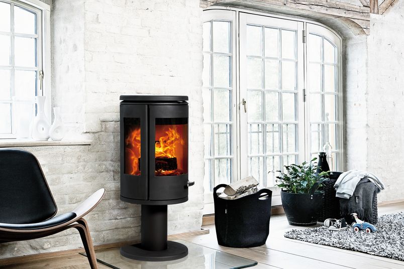 Morsø's 7948 freestanding fireplace features a classic rounded design.